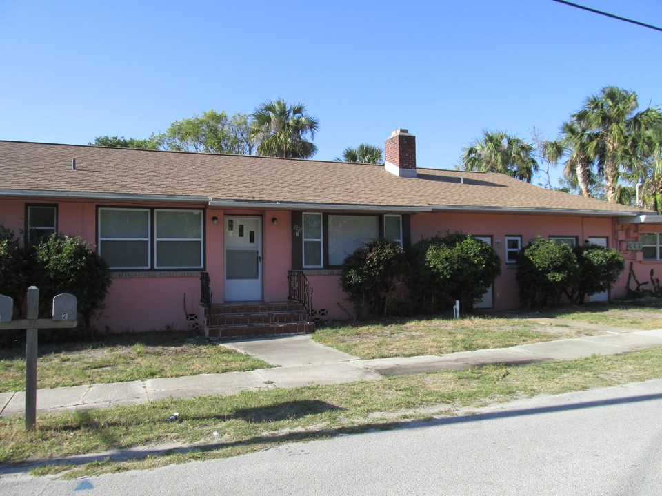 945 S Peninsula Dr in Daytona Beach, FL - Building Photo