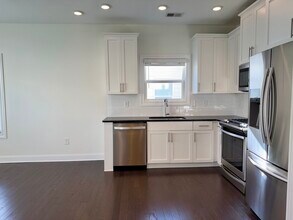 1747 Stone Hedge Dr NW, Unit Apt B in Atlanta, GA - Foto de edificio - Building Photo