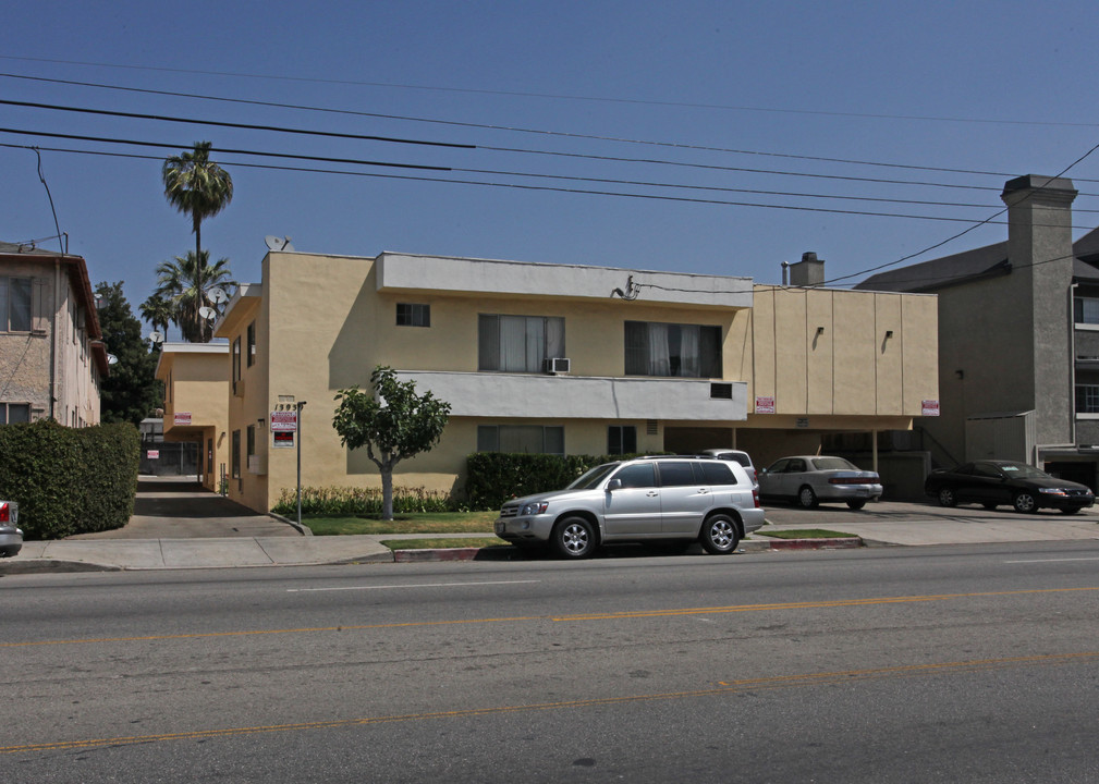 13939 Vanowen St in Van Nuys, CA - Building Photo