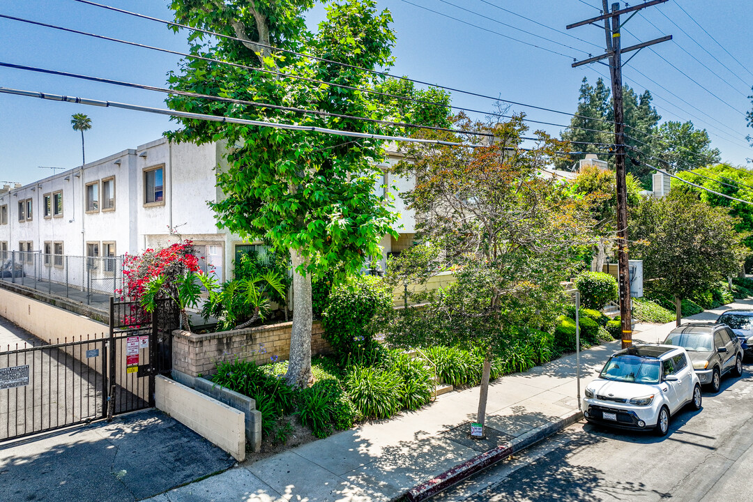 Tarzana Woods in Tarzana, CA - Building Photo