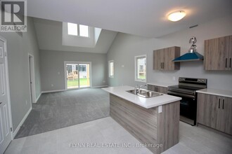 10 Elvira Wy in Thorold, ON - Building Photo - Building Photo