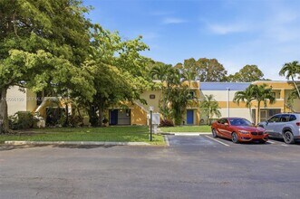 183 Lakeview Dr in Weston, FL - Building Photo - Building Photo