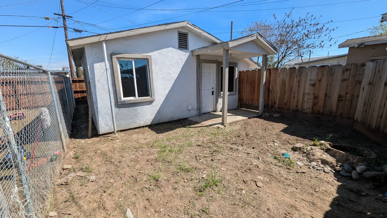 19544 Rd 230 in Strathmore, CA - Foto de edificio