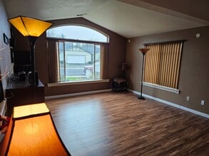 978 SW Princeton Pl in Grants Pass, OR - Building Photo - Building Photo