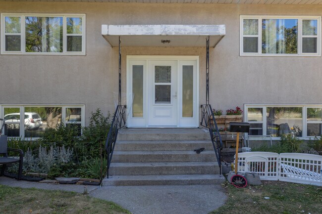 4740 Stanley Rd SW in Calgary, AB - Building Photo - Building Photo