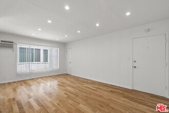 923 N San Vicente Blvd in West Hollywood, CA - Building Photo - Building Photo