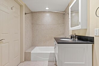 333 N Hill Ave, Unit 205 in Pasadena, CA - Building Photo - Building Photo