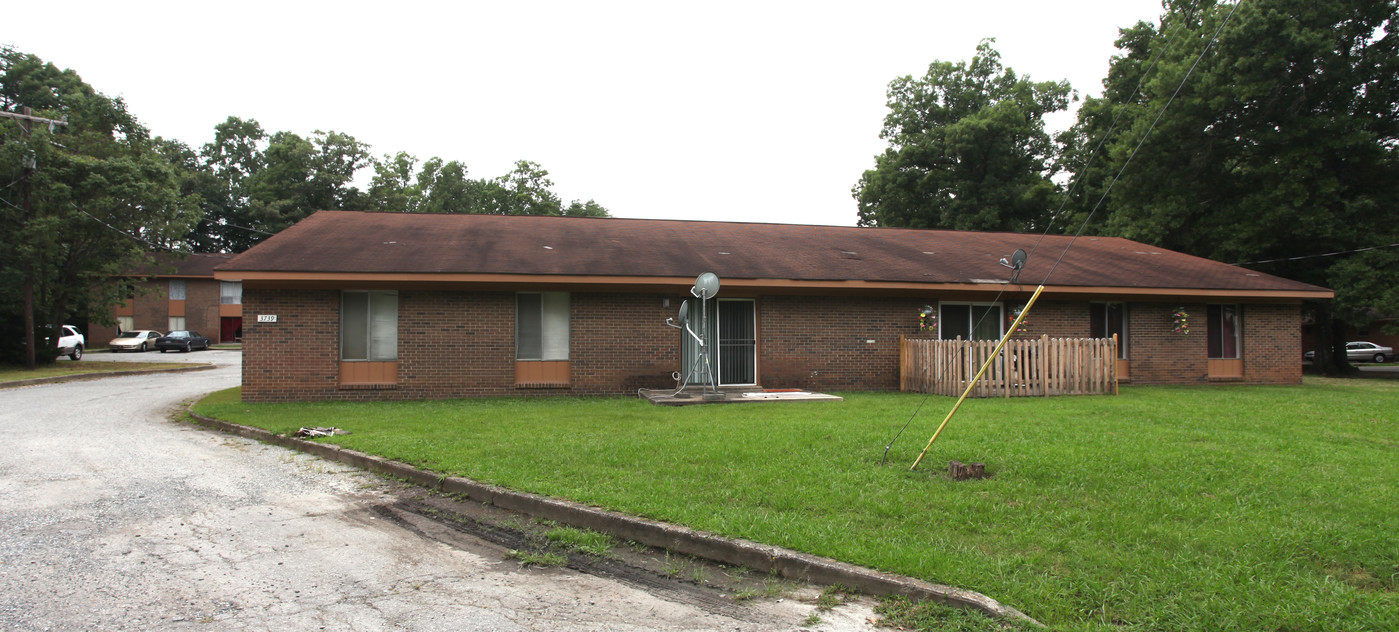 Oakwood Apartments in Greensboro, NC - Building Photo