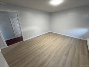 3156 Chelsea Ln in Levittown, NY - Foto de edificio - Building Photo