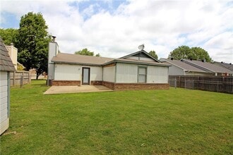 3804 W Locust St in Rogers, AR - Building Photo - Building Photo
