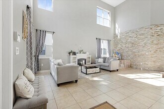 2316 SW 127th Ave in Miramar, FL - Foto de edificio - Building Photo