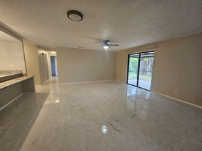 8097 Lake San Carlos Cir in Ft. Myers, FL - Foto de edificio - Building Photo