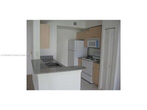 2517 Centergate Dr in Miramar, FL - Foto de edificio - Building Photo