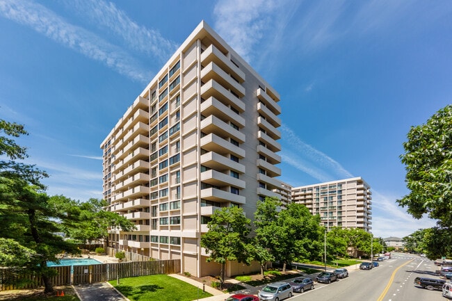 Hyde Park Condominium in Arlington, VA - Building Photo - Building Photo