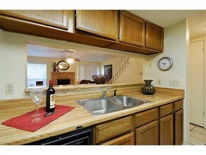 6031 Old Fredericksburg Rd in Austin, TX - Foto de edificio - Building Photo