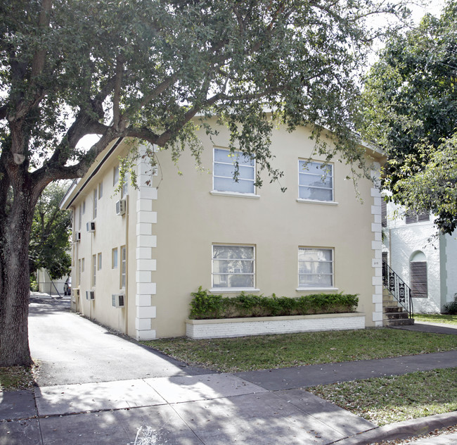 218 Phoenetia Ave in Coral Gables, FL - Building Photo - Building Photo