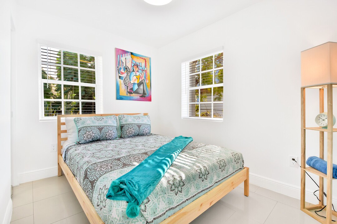 6966 Byron Ave in Miami Beach, FL - Building Photo