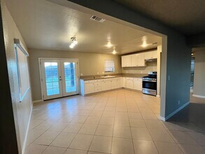 8512 Tamarack Ave in California City, CA - Foto de edificio - Building Photo