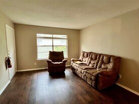 1107 N Locust St, Unit 4 in Denton, TX - Building Photo