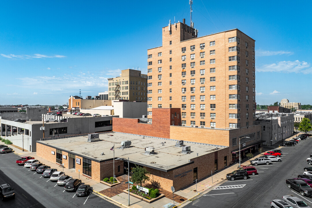 The Plaza in Hutchinson, KS - Foto de edificio