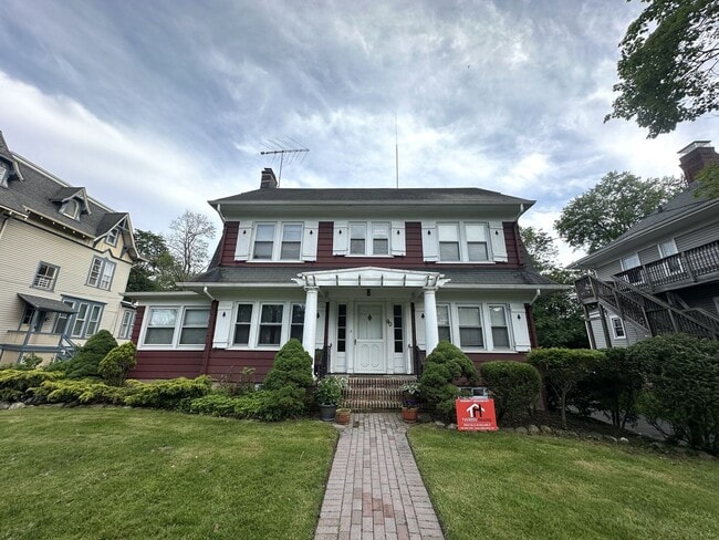 property at 90 Kent Pl Blvd