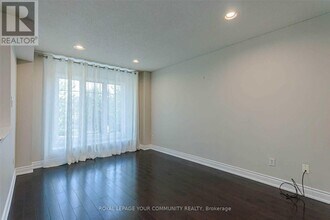 65 Mosaics Ave in Aurora, ON - Building Photo - Building Photo