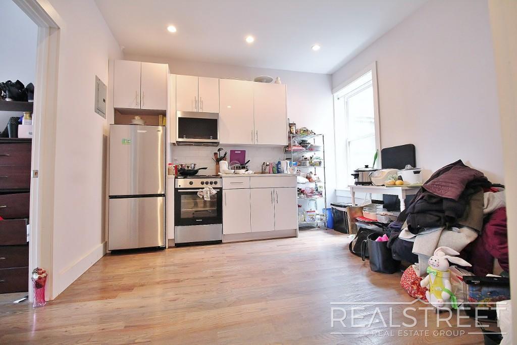 863 Knickerbocker Ave in Brooklyn, NY - Building Photo