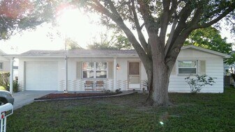 3324 Cantrell St in Holiday, FL - Building Photo