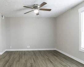 302 S Camp Meade Rd in Linthicum Heights, MD - Foto de edificio - Building Photo