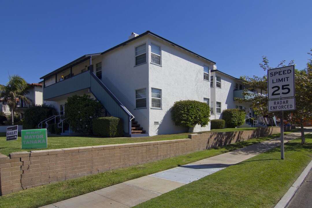 369-375 Orange Ave in Coronado, CA - Building Photo