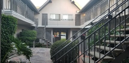 15444 Vanowen St, Unit 2 in Los Angeles, CA - Building Photo - Building Photo