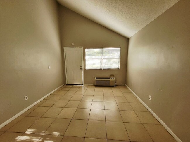 8230 San Jose Manor Dr E, Unit 4 in Jacksonville, FL - Building Photo - Building Photo