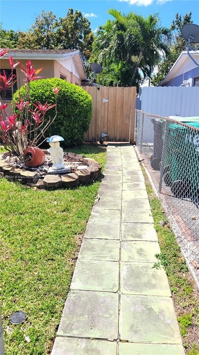 11530 SW 183rd St in Miami, FL - Building Photo