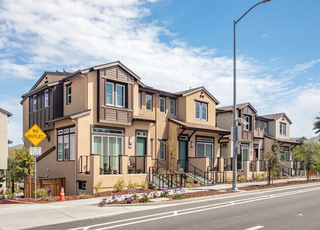 Washington Place in Fremont, CA - Foto de edificio - Building Photo