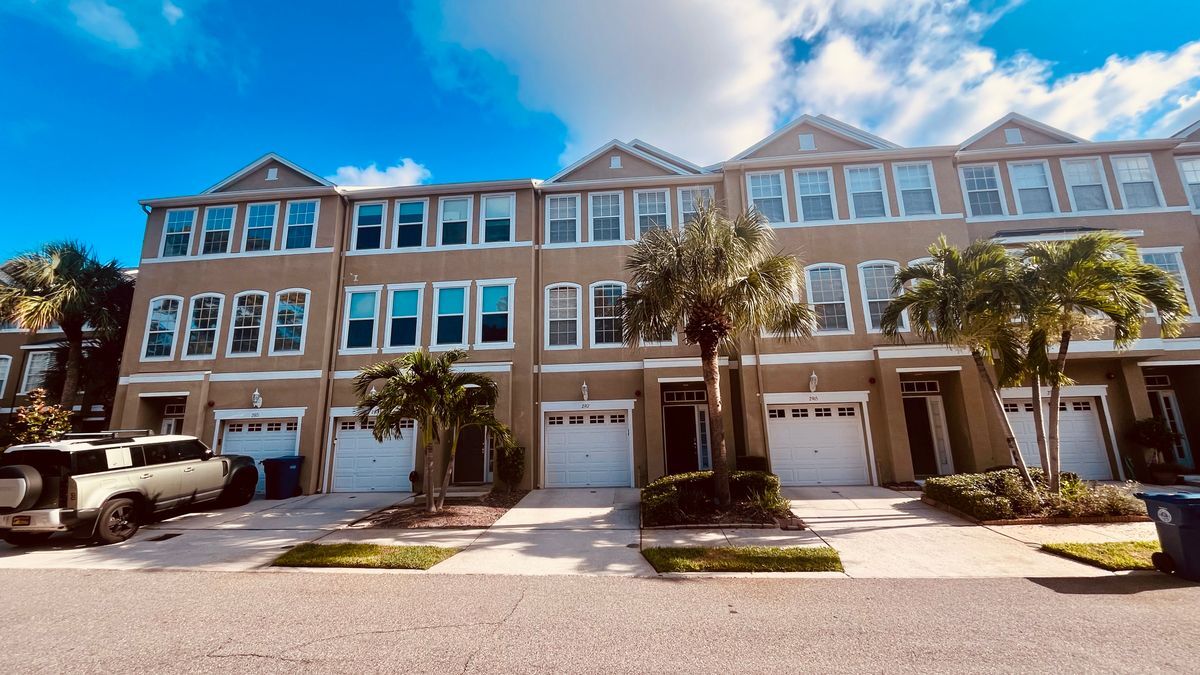 2915 POINTEVIEW in Tampa, FL - Building Photo