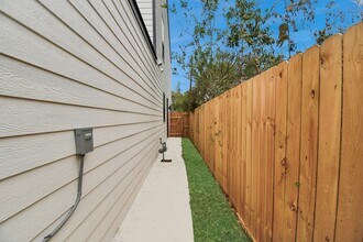 7129 Sidney St in Houston, TX - Building Photo - Building Photo