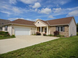 338 Ponderosa Dr in Hartford, WI - Building Photo