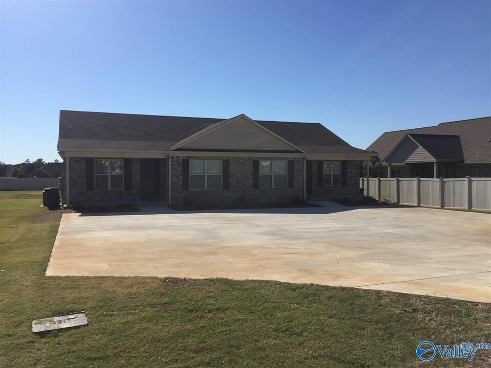26074 Capshaw Rd in Athens, AL - Building Photo
