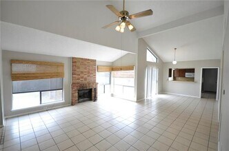 330 W Corporate Dr in Lewisville, TX - Foto de edificio - Building Photo