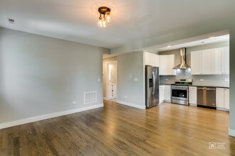 3565 W Wolfram St-Unit -2E in Chicago, IL - Building Photo - Building Photo