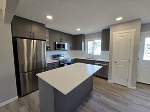 1009 Cy Becker Rd NW in Edmonton, AB - Building Photo - Building Photo