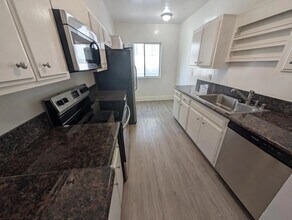 6100 Buckingham Pkwy in Culver City, CA - Building Photo - Building Photo
