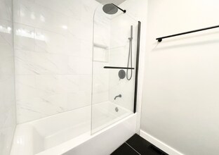 12515 SE 74th St in Newcastle, WA - Foto de edificio - Building Photo