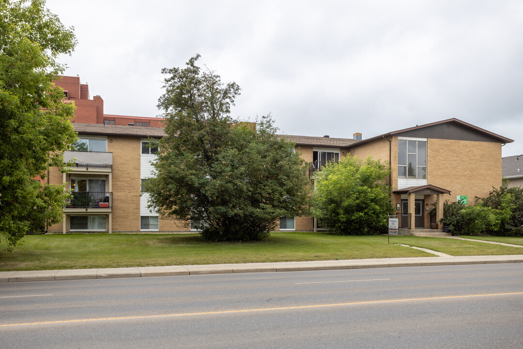 Wellington Place in Red Deer, AB - Building Photo