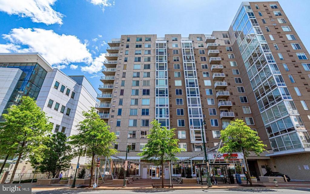 930 Wayne Ave, Unit 302 in Silver Spring, MD - Building Photo