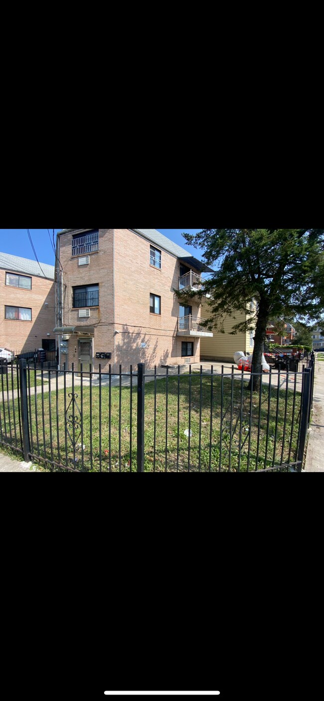 7326 Queens Midtown Expy Rentals in Maspeth, NY
