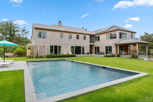 26 Georgian Ln in Water Mill, NY - Building Photo - Building Photo