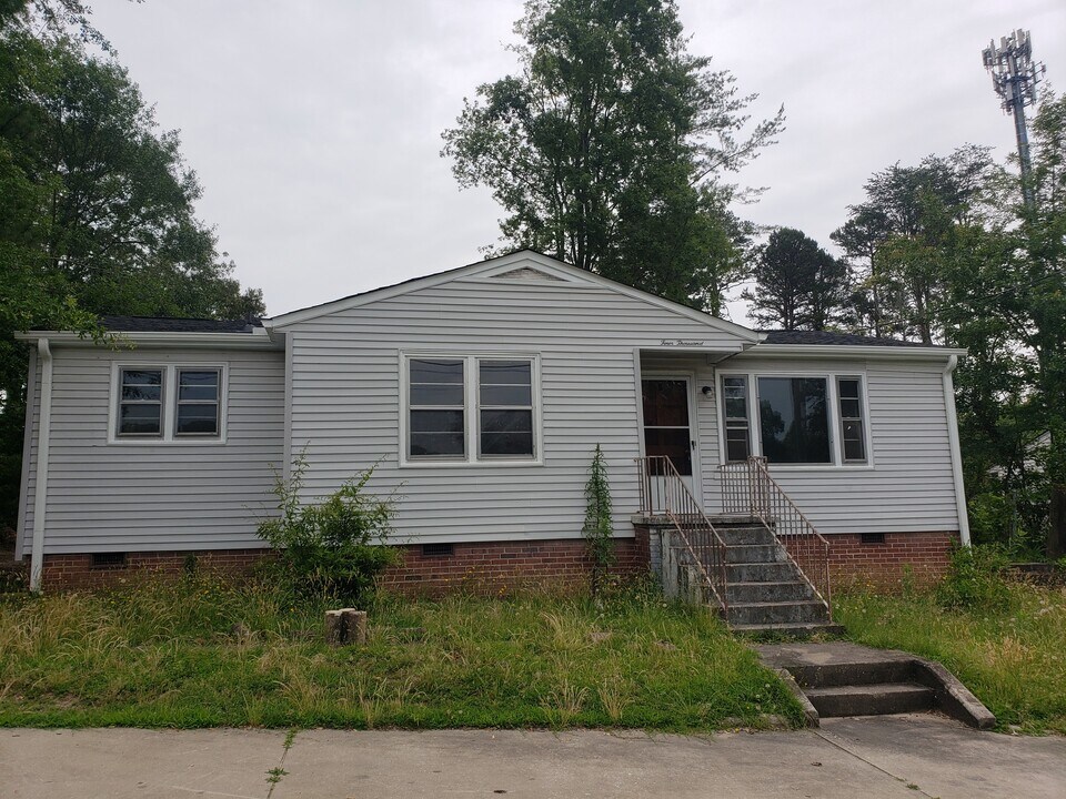 4000 Edwards Rd in Taylors, SC - Building Photo