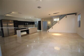 10564 NW 70th Ln in Doral, FL - Building Photo - Building Photo