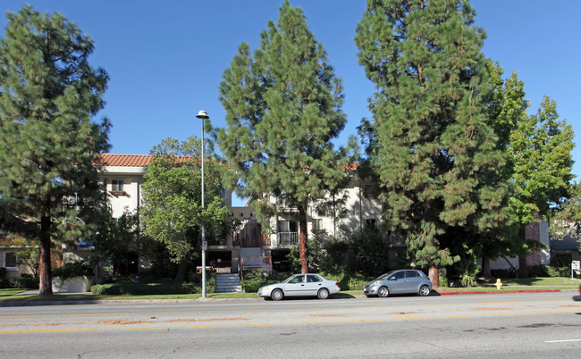 Granada Court in Granada Hills, CA - Foto de edificio - Building Photo